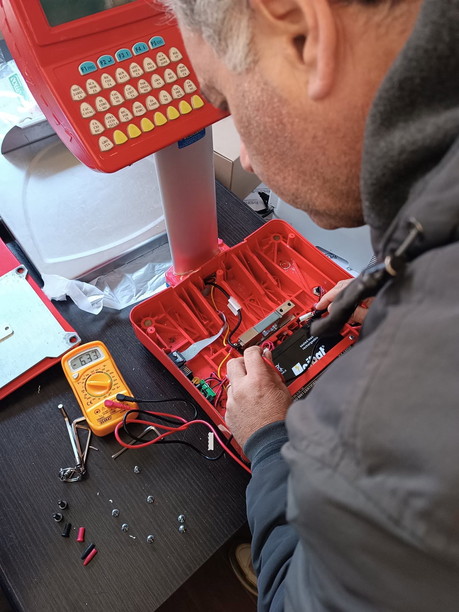 Tecnico durante assistenza su apparato di cassa